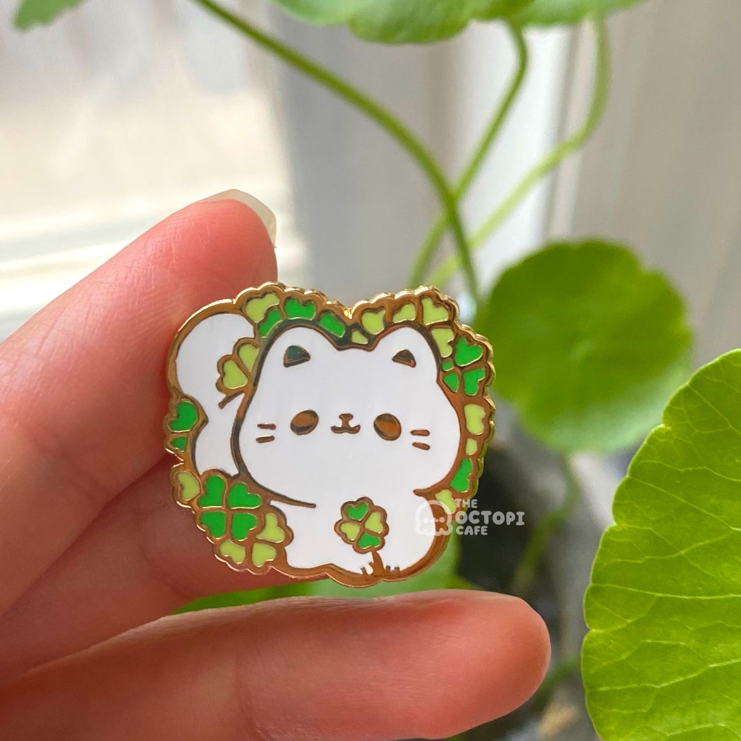 Flour Leaf Cat pin
